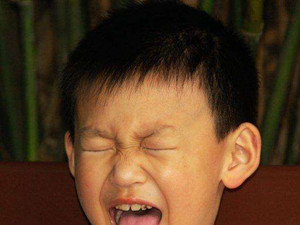 孩子抽动症的症状表现是什么？